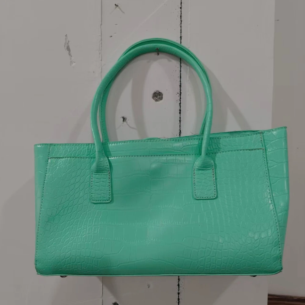 Crocodile Grain Embossed Top H - огляд і ціна Luxury Bags Coach