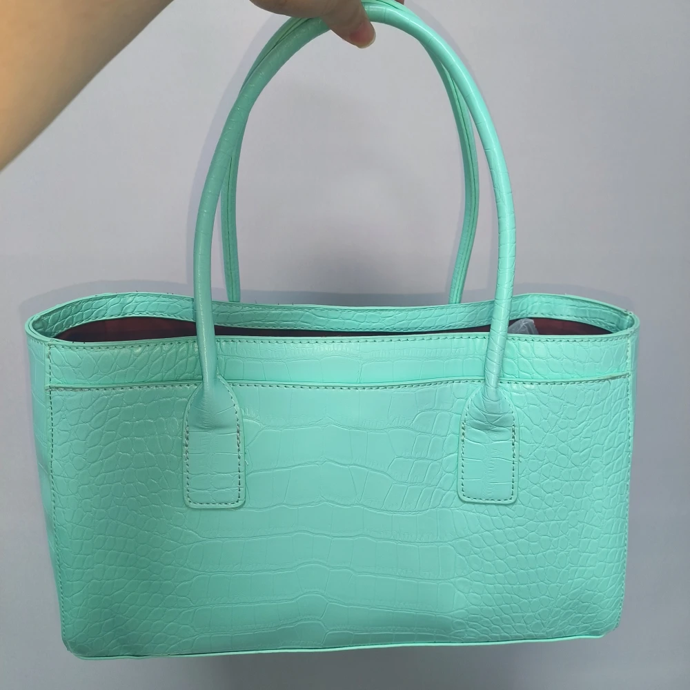 Crocodile Grain Embossed Top H - огляд і ціна Luxury Bags Coach