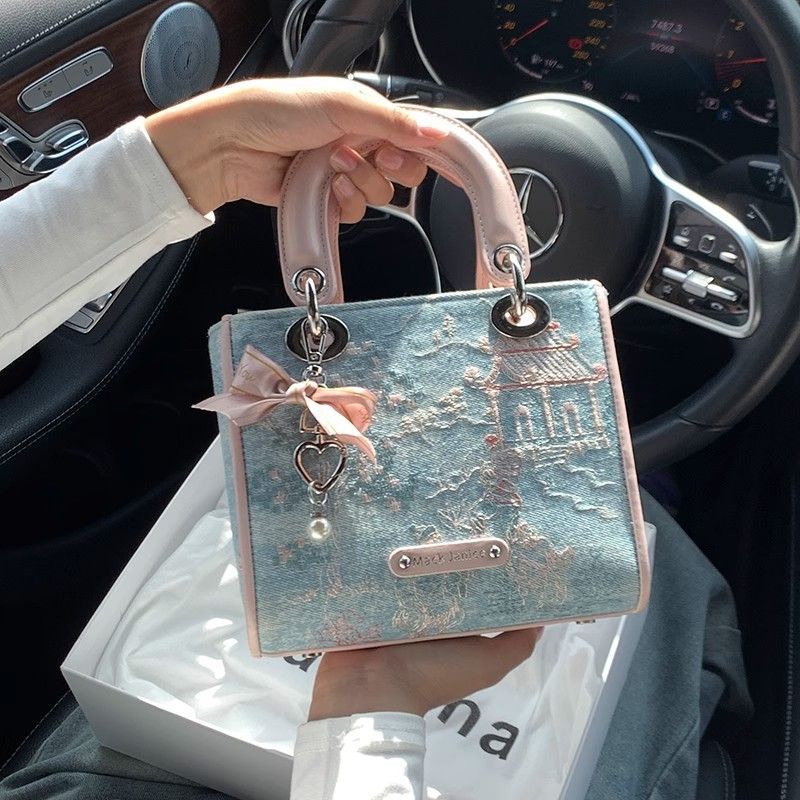 High Value Light Luxury Contra - огляд і ціна Luxury Bags Levels