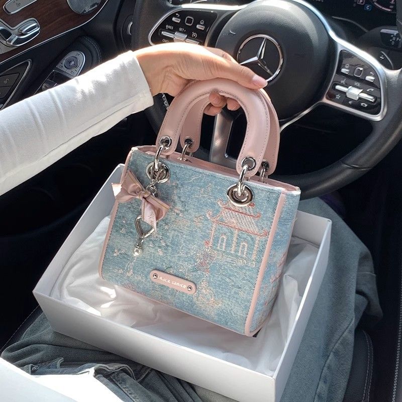 High Value Light Luxury Contra - огляд і ціна Luxury Bags Levels