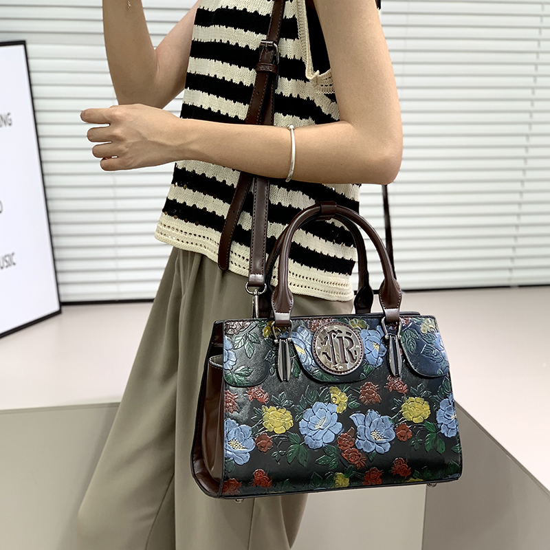 Vintage Floral Embossed Tote B - огляд і ціна Luxury Bags Vegan Leather